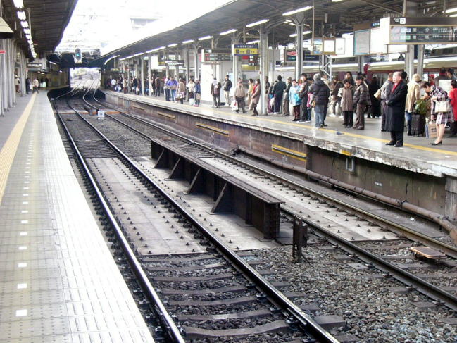 奈良線難波方面ホームより上本町方向を望む。<BR>